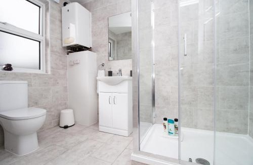 Marlborough House | SAV Stays-4 Bed Town House, Harrow