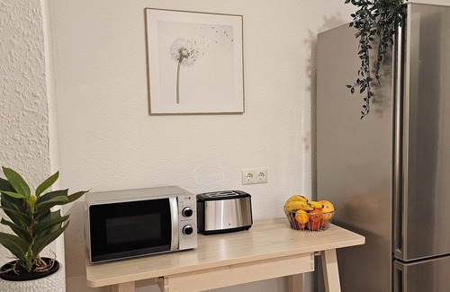 Buderich Apartment | Scandi Studio with balcony I 15 min Düsseldorf fair & airport