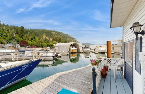 Bayview Boat Rental | Scenic Bay Float Home Hideaway