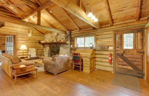 Silver Gate House | Scenic Montana Cabin Rental about 1 Mi to Yellowstone!