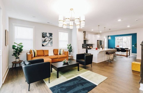 Charlotte Villa | Scenic Nature Retreat in Charlotte 1367