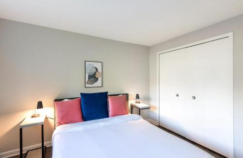 Parma Apartment | Scenic Towers 3020 I Cozy & Comfy I Free Parking