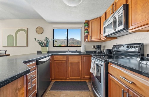 Tucson House | Scenic1BR | Mountain Views, Pool, Spa & Pickleball