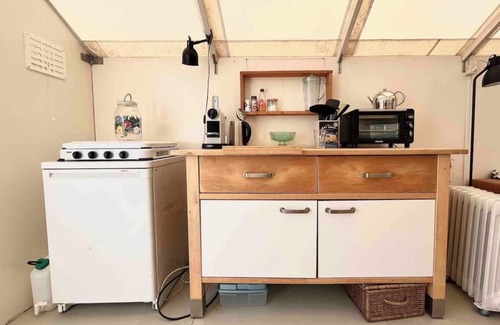 Nes RV Rental | Schitterend Tenthuis, Dichter bij de zee kan Niet!