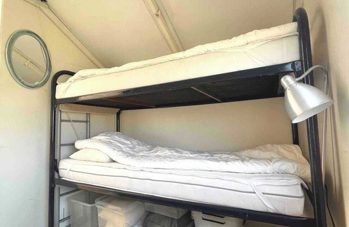 Nes RV Rental | Schitterend Tenthuis, Dichter bij de zee kan Niet!