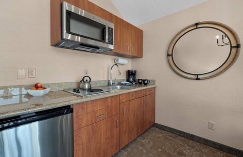 Downtown Cannon Beach Hotel | Schooner's Cove Inn