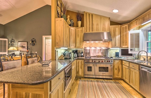 Beech Mountain Cabin | Screened Porch + 3 Decks: Beech Mountain Cabin