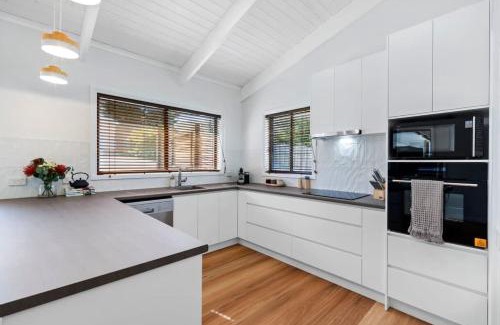 Ocean Grove House | Sea Breeze Coastal Beach House Pet Friendly