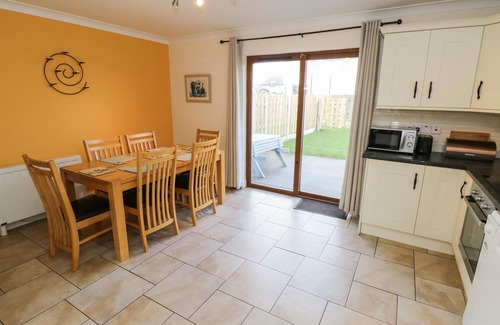 Enniscrone Cottage | SEA BREEZE HOLIDAY HOME, family friendly in Enniscrone, County Sligo