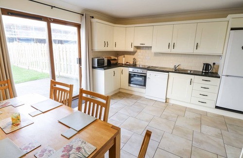 Enniscrone Cottage | SEA BREEZE HOLIDAY HOME, family friendly in Enniscrone, County Sligo
