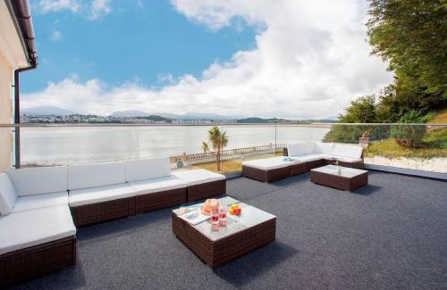 Llanfairpwllgwyngyll Apartment | Sea Front Spacious Apartment on Anglesey