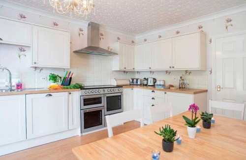 Llanfairpwllgwyngyll Apartment | Sea Front Spacious Apartment on Anglesey