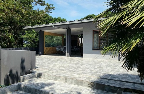 Port Edward House | Sea La Vie- beach cottage