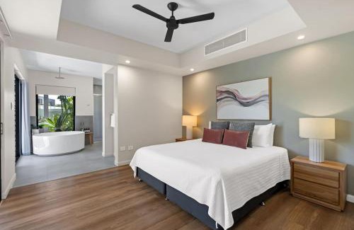 Palm Cove House | Sea Mist Poolside Oasis near Palm Cove Beachfront