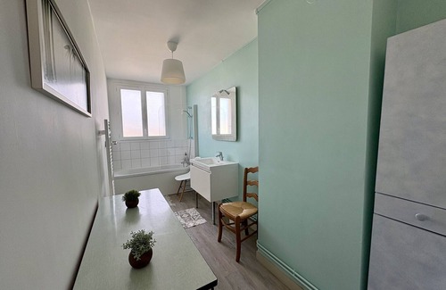 Saint-Jean-de-Monts Apartment | "Sea View Apartment: Renovated 2-Bdrm, Balcony, Near Shops & Beach!"