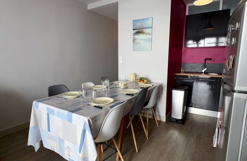 Saint-Jean-de-Monts Apartment | "Sea View Apartment: Renovated 2-Bdrm, Balcony, Near Shops & Beach!"