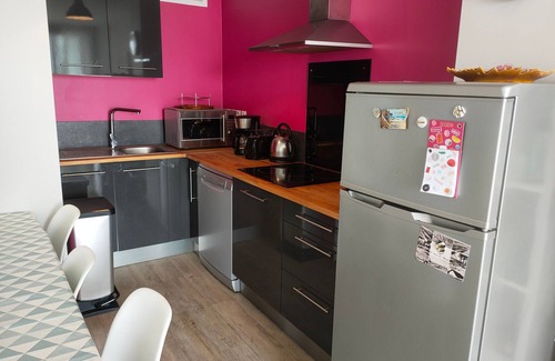 Saint-Jean-de-Monts Apartment | "Sea View Apartment: Renovated 2-Bdrm, Balcony, Near Shops & Beach!"