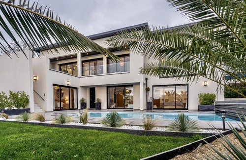 Carantec Villa | Sea-view villa with 4x10 heated and covered pool.