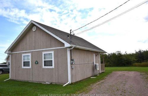 Cap-Pele Ski Chalet | Seabreeze Aboiteau Cottage - beach access