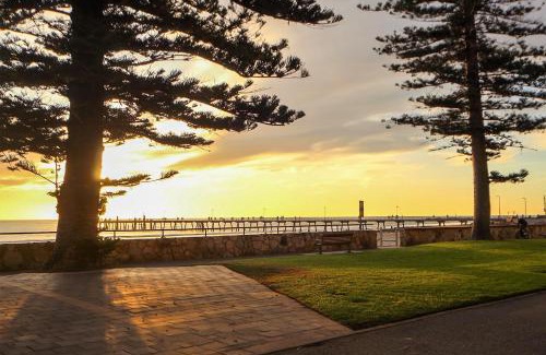 Glenelg Apartment | Seafield Tower Glenelg Apartment