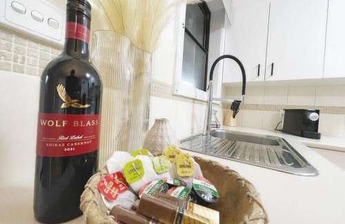 Batehaven Apartment | Seafoam Hideaway - Oceanfront Stay for 4