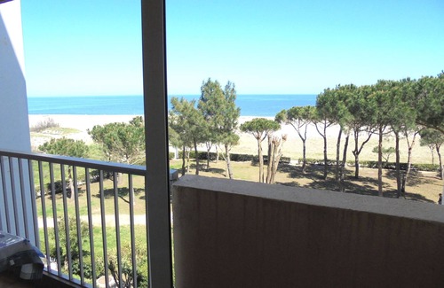 Argeles Plage Apartment | Seafront Apartment for 4 in Argelès-sur-Mer with Private Parking