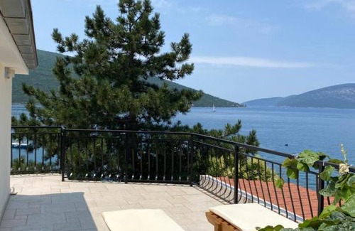 Kumbor House | Seaside Holiday Home Maksim