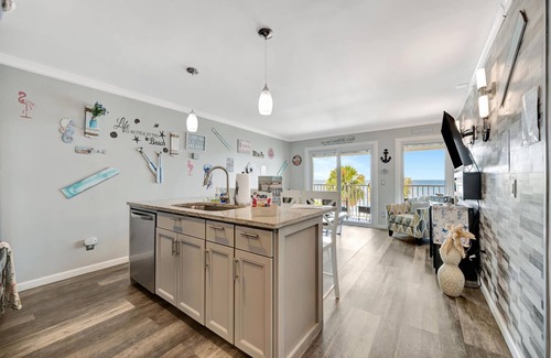 Rocky Point Hotel | Seaside Luxury Oasis with balcony