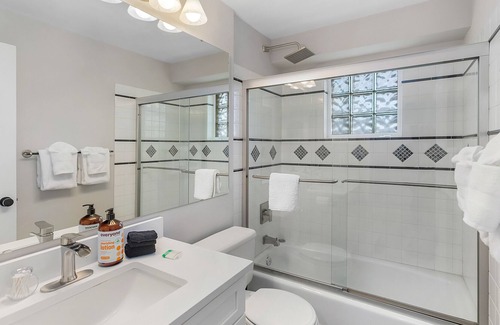 Federal Way Apartment | Seaside Nest Perched on the Hills