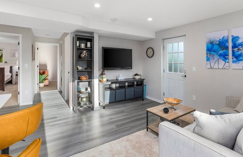 Federal Way Apartment | Seaside Nest Perched on the Hills