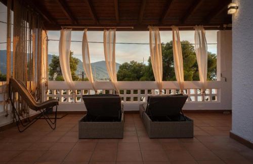 Poros Apartment | Seaview Apartment - Poros Relaxing Beachfront Flat