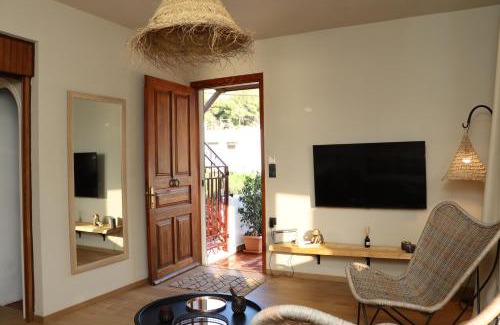 Poros Apartment | Seaview Apartment - Poros Relaxing Beachfront Flat