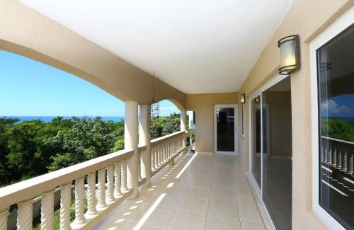 Whitehouse House | Seaview Penthouse Retreat 4 Beds 3 Baths Stay