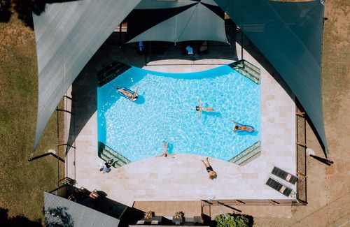 Pokolbin Cabin | Secluded 3BR Cabin in Palmers Lane Estate with Pool, Tennis, walk to Cellardoors