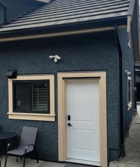 East Side Apartment | Secluded Bachelor Suite