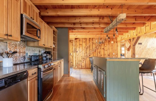 Concord Cabin | Secluded Cabin, Sleeps 20-Pickleball, Pool&Hot Tub