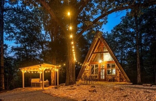 Almo Cabin | Secluded Cabin with Hot Tub, Firepit