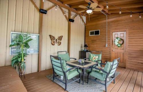 Will County House | Secluded Farmhouse W/5BD & Pool