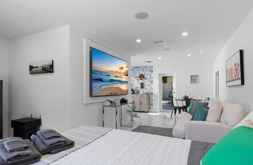 El Portal House | Secluded Guesthouse Oasis w/ Serene Outdoor Dining