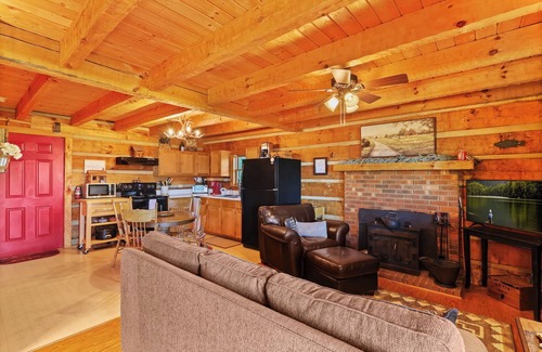 Lansing Cabin | Secluded log cabin w/hot tub and wood burning fireplace near West Jefferson
