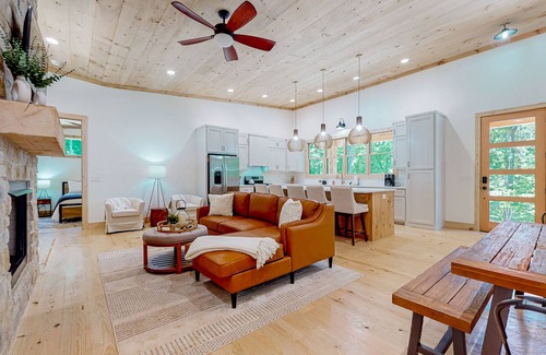 McCaysville House | Secluded modern house with hot tub, fireplaces, grill and forest views