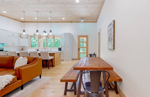 McCaysville House | Secluded modern house with hot tub, fireplaces, grill and forest views