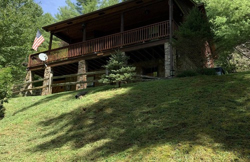 Lansing House | Secluded Mountain Home Nestled in a Private River Community, Wi-Fi, Fire Pit,