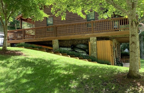 Lansing House | Secluded Mountain Home Nestled in a Private River Community, Wi-Fi, Fire Pit,