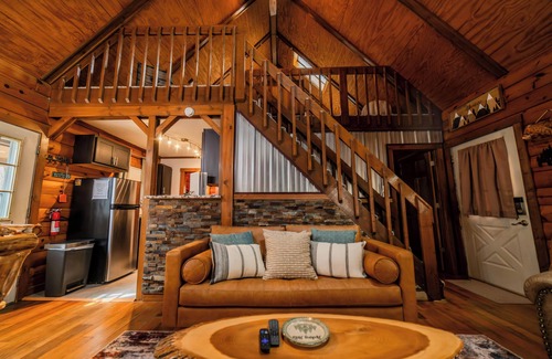 Rockbridge Cabin | Secluded Romantic Creek side Retreat @ Heart of Hocking Hill/Hot Tub/Fire Pit