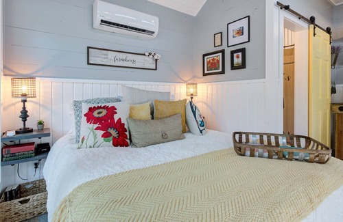 Hondo Cabin | Secluded & Romantic Tiny Farmhouse Getaway