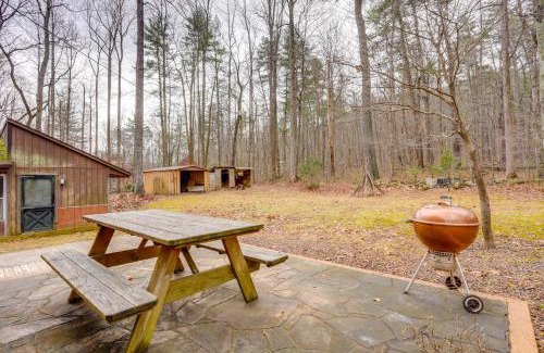 Hood House | Secluded Stanardsville Cabin Pets Welcome