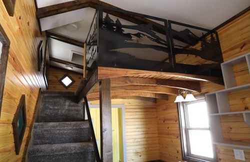 Aylett House | Secluded Wooded Charmant Chalet "Theme" Tiny Home - Off Grid