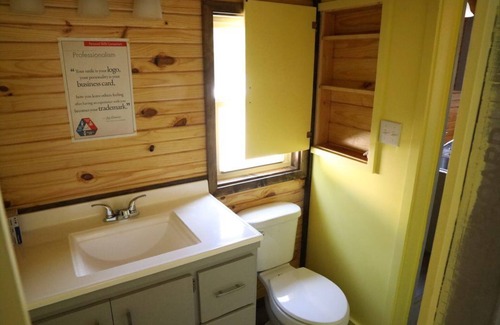 Aylett House | Secluded Wooded Charmant Chalet "Theme" Tiny Home - Off Grid