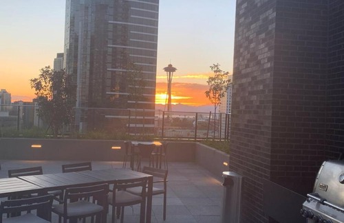 South Lake Union Apartment | Second House Boren-Come Relax by the Pool or Unwind in the Sauna!